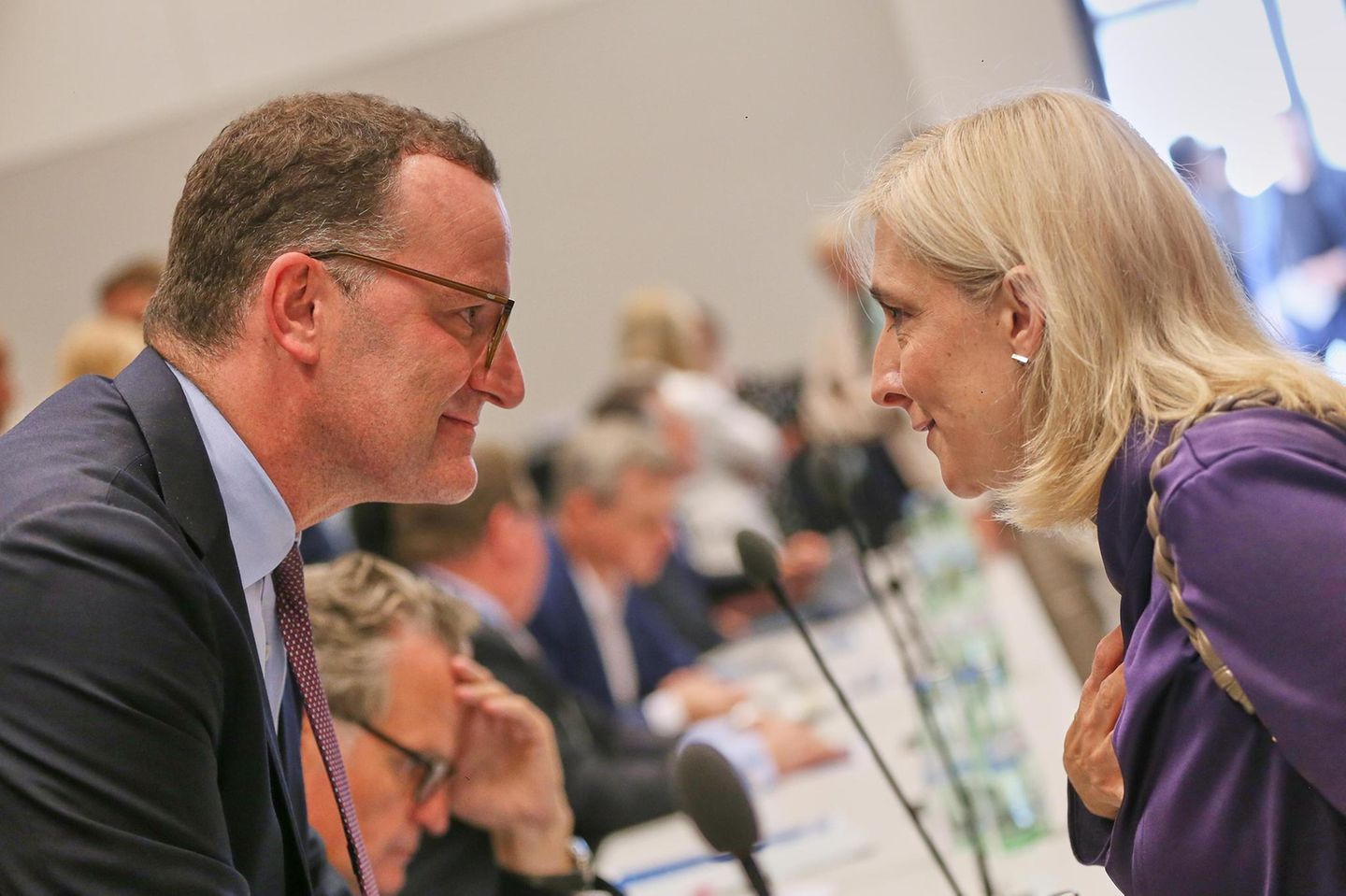 Gesundheitsministerin Nina Warken und ihr Vorvorgänger Jens Spahn reden miteinander