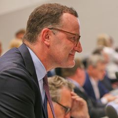 Gesundheitsministerin Nina Warken und ihr Vorvorgänger Jens Spahn reden miteinander