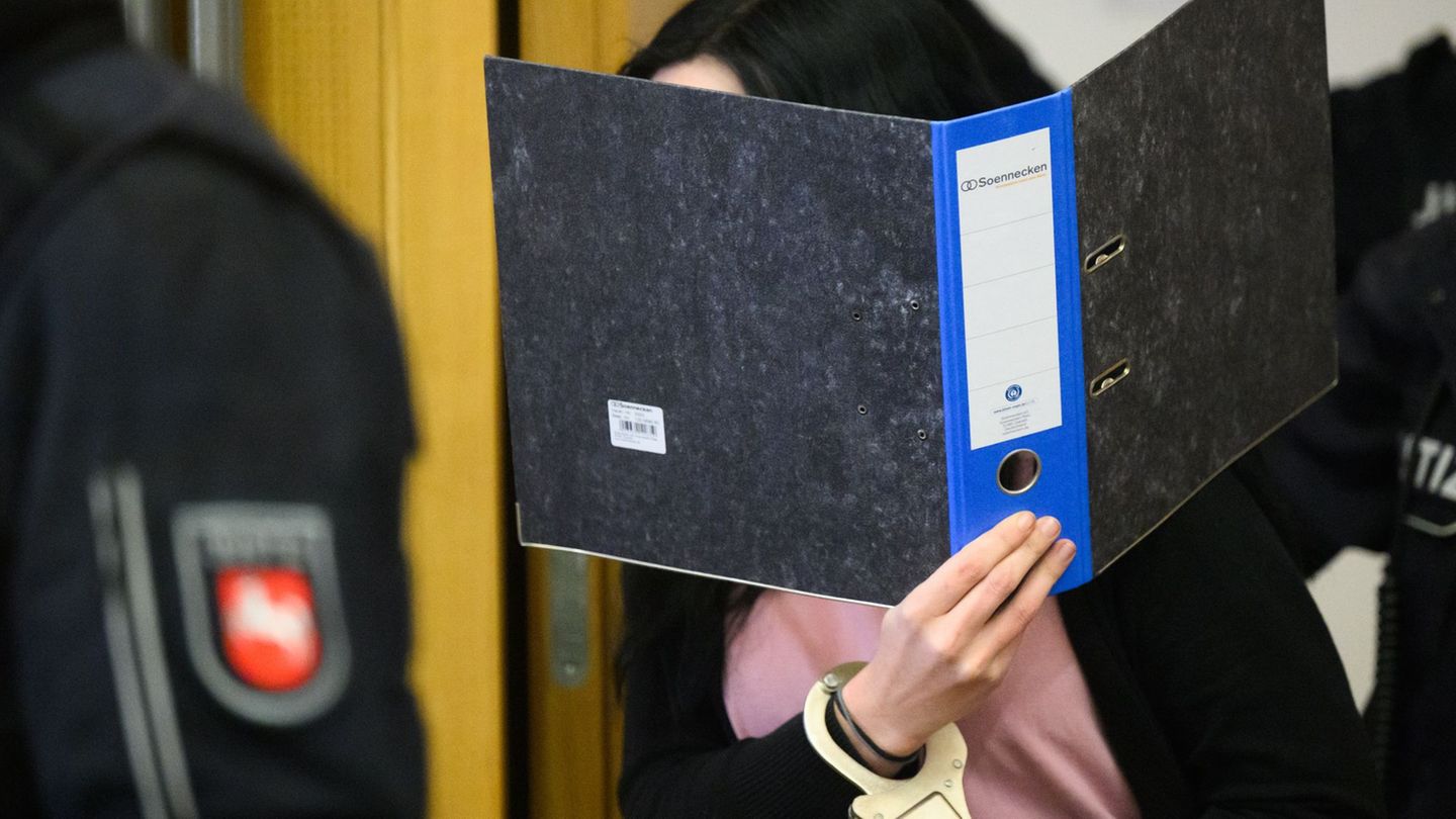 Eine 27-jährige Frau muss für einen Mordversuch mit Ameisensäure für zwölf Jahre in Haft. (Archivbild) Foto: Julian Stratenschul