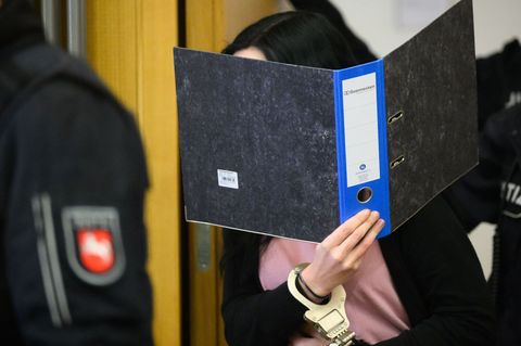 Eine 27-jährige Frau muss für einen Mordversuch mit Ameisensäure für zwölf Jahre in Haft. (Archivbild) Foto: Julian Stratenschul