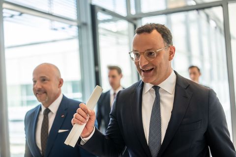 Der Koalitionsausschuss habe entschieden, das Vorhaben nicht weiterzuverfolgen, schrieben Fraktionschef Jens Spahn und CSU-Lande