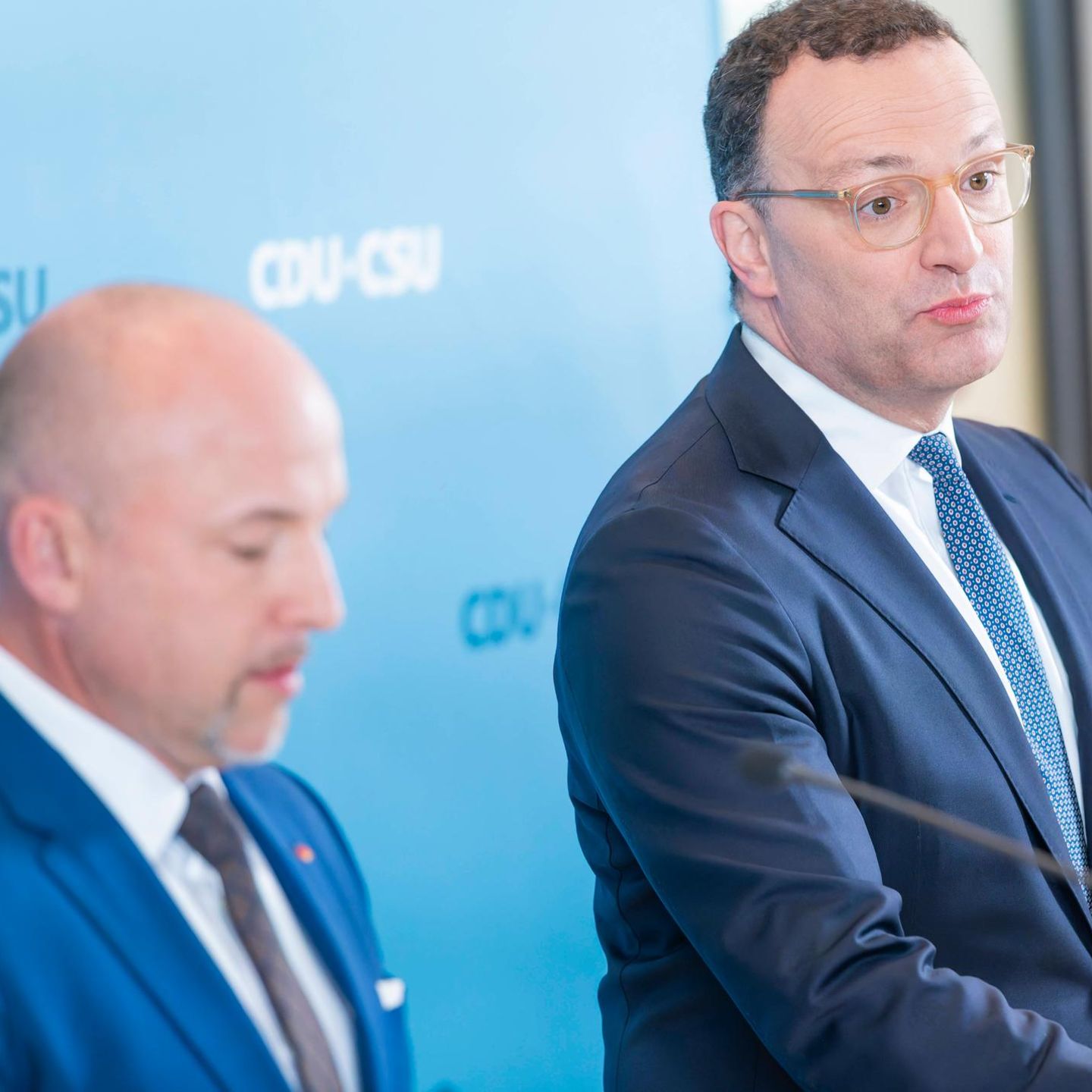 Unions-Fraktionschef Jens Spahn (r.) und CSU-Landesgruppenchef Alexander Hoffmann verkündeten das Aus der Entlastungsprämie in einem Schreiben an ihre Kollegen