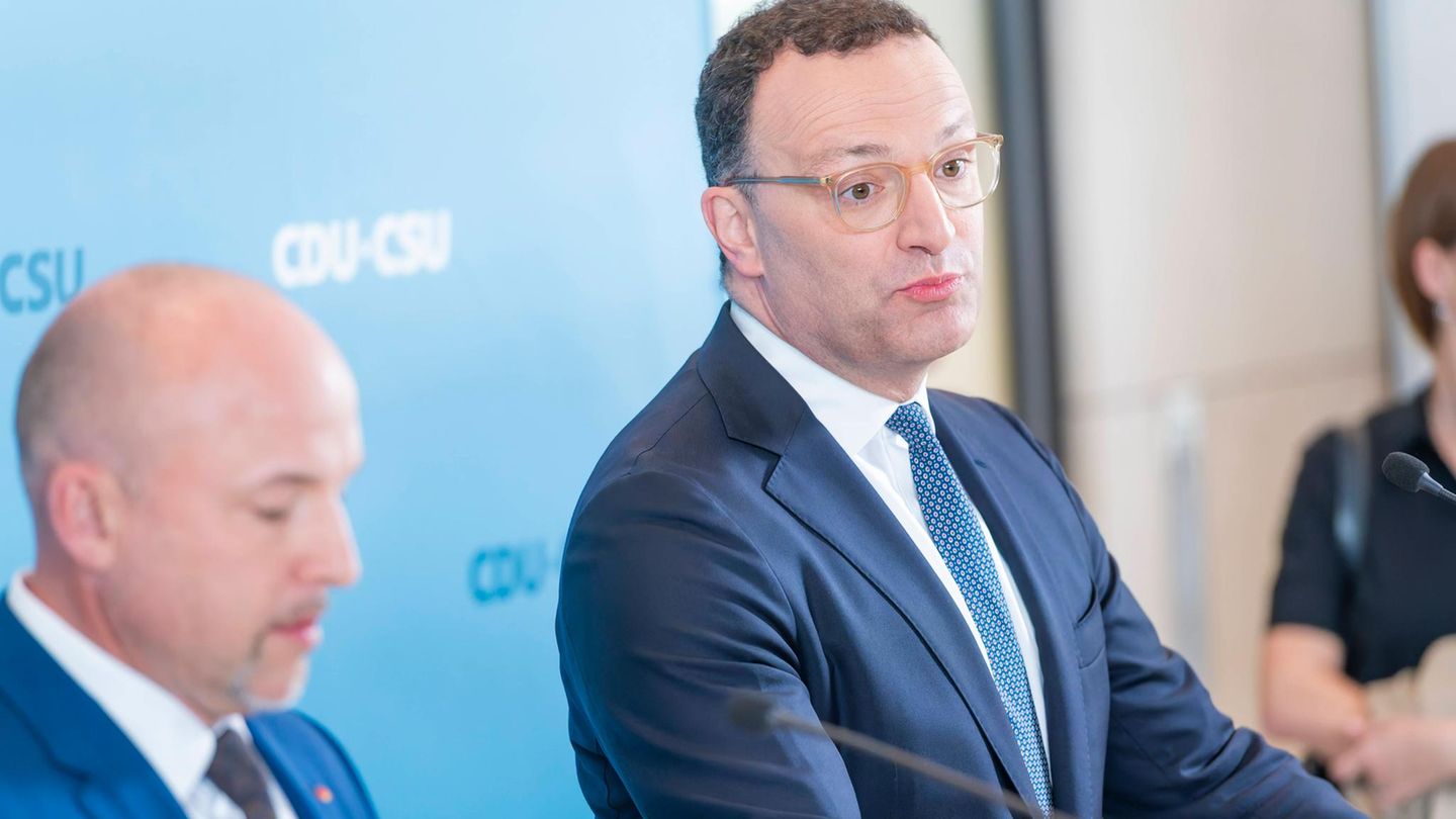 Unions-Fraktionschef Jens Spahn (r.) und CSU-Landesgruppenchef Alexander Hoffmann verkündeten das Aus der Entlastungsprämie in einem Schreiben an ihre Kollegen