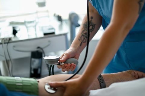 Blutdruckmessen in Krankenhaus
