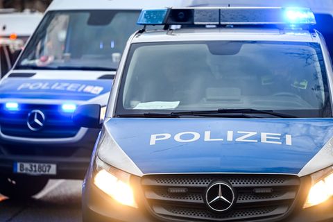 Die Polizei in Berlin geht mit einer Razzia gegen illegalen Waffenbesitz und Bandenkriminalität vor. (Symbolbild) Foto: Jens Kal