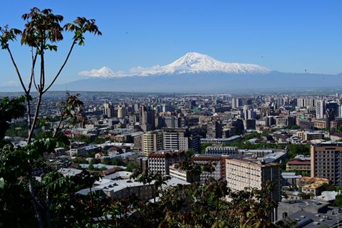 Armeniens Hauptstadt Eriwan vor dem in der Türkei gelegenen Ararat