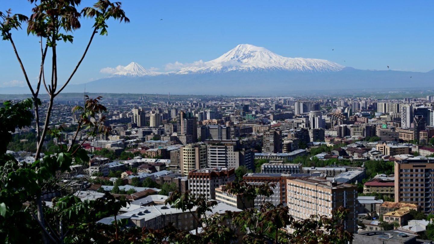 Armeniens Hauptstadt Eriwan vor dem in der Türkei gelegenen Ararat