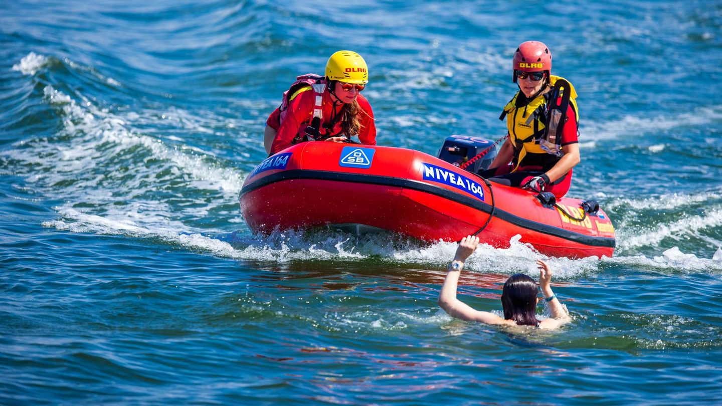 Die DLRG-Rettungsschwimmer retten im vergangenen Jahr wieder vielen Menschen das Leben. (Archivbild) Foto: Jens Büttner/dpa-Zent