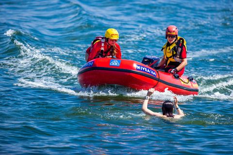 Die DLRG-Rettungsschwimmer retten im vergangenen Jahr wieder vielen Menschen das Leben. (Archivbild) Foto: Jens Büttner/dpa-Zent