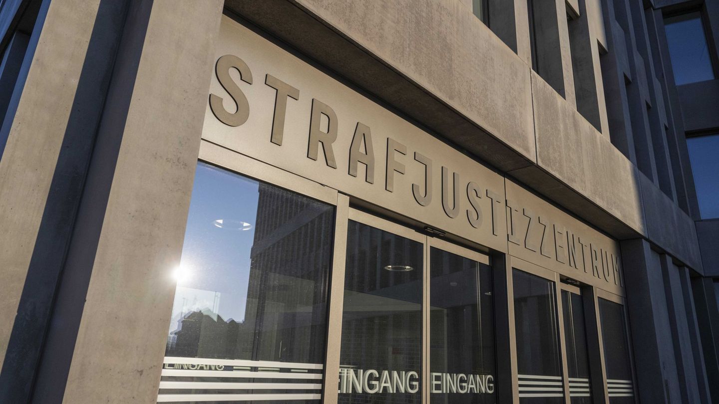 Ein 44-Jähriger ist in der Schweiz wegen eines Femizids zu lebenslanger Haft verurteilt worden. (Symbolbild) Foto: Urs Flueeler/
