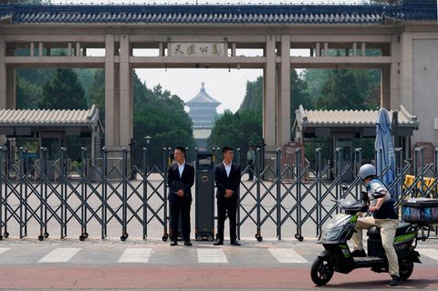 Peking, China. Die Verbotene Stadt in Peking dürfte vielen ein Begriff sein. Für den Besuch von Donald Trump entsteht aber praktisch ein zweites Exemplar. In der gesamten chinesischen Hauptstadt sind bereits Sicherheitsvorkehrungen getroffen, wie hier am Himmelstempel-Park