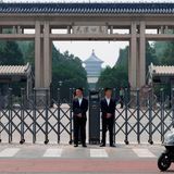 Peking, China. Die Verbotene Stadt in Peking dürfte vielen ein Begriff sein. Für den Besuch von Donald Trump entsteht aber praktisch ein zweites Exemplar. In der gesamten chinesischen Hauptstadt sind bereits Sicherheitsvorkehrungen getroffen, wie hier am Himmelstempel-Park