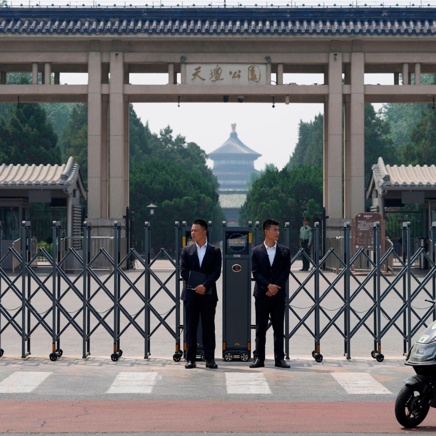 Peking, China. Die Verbotene Stadt in Peking dürfte vielen ein Begriff sein. Für den Besuch von Donald Trump entsteht aber praktisch ein zweites Exemplar. In der gesamten chinesischen Hauptstadt sind bereits Sicherheitsvorkehrungen getroffen, wie hier am Himmelstempel-Park