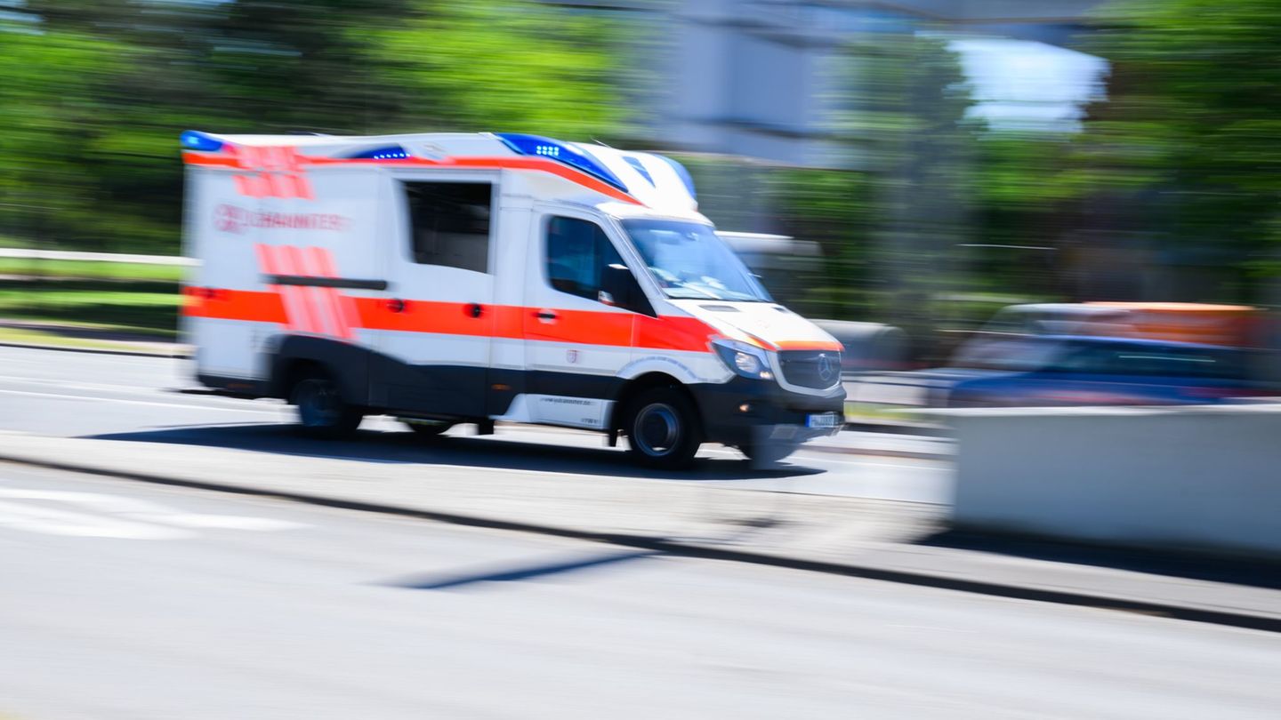 Bei Baiersbronn sind ein Rettungswagen und ein Auto zusammengestoßen. (Symbolbild) Foto: Julian Stratenschulte/dpa/dpa-tmn