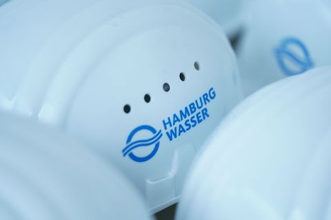 Wegen eines Wasserrohrbruchs in Hamburg-Harburg ist die B73 voll gesperrt worden. (Symbolbild) Foto: Marcus Brandt/dpa