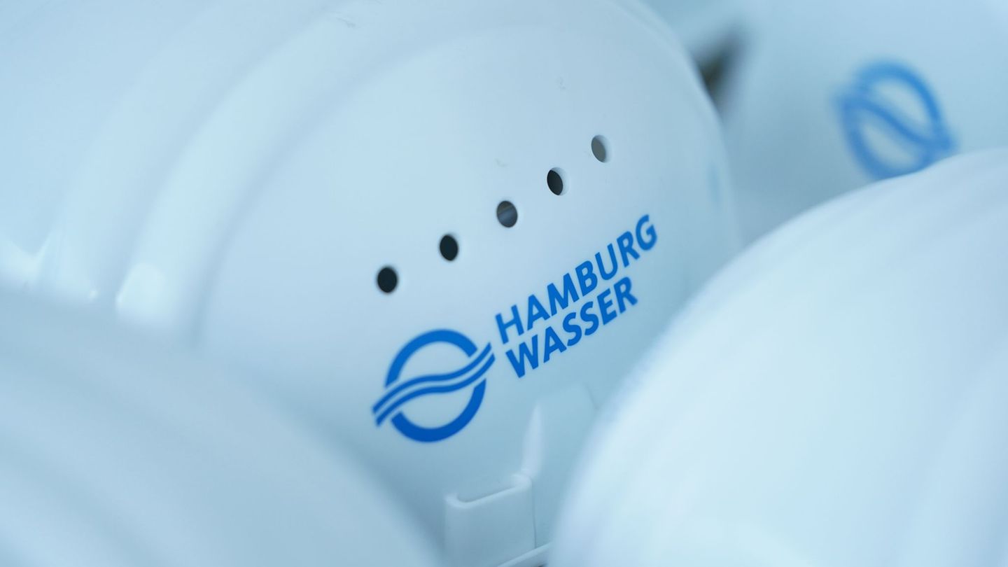 Wegen eines Wasserrohrbruchs in Hamburg-Harburg ist die B73 voll gesperrt worden. (Symbolbild) Foto: Marcus Brandt/dpa