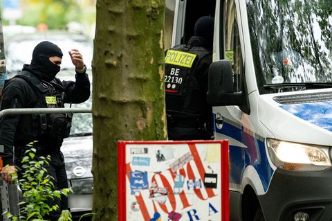 Die Polizei in Berlin geht mit einer Razzia gegen illegalen Waffenbesitz und Bandenkriminalität vor. Foto: Fabian Sommer/dpa