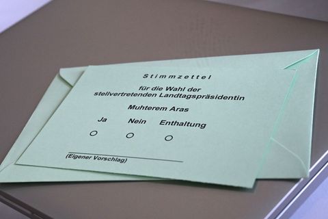 Von einem solchen Stimmzettel soll ein Abgeordneter ein Foto gemacht haben, dass er dann auf Social Media teilte. (Archivbild) F