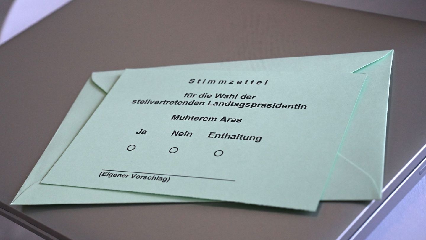 Von einem solchen Stimmzettel soll ein Abgeordneter ein Foto gemacht haben, dass er dann auf Social Media teilte. (Archivbild) F