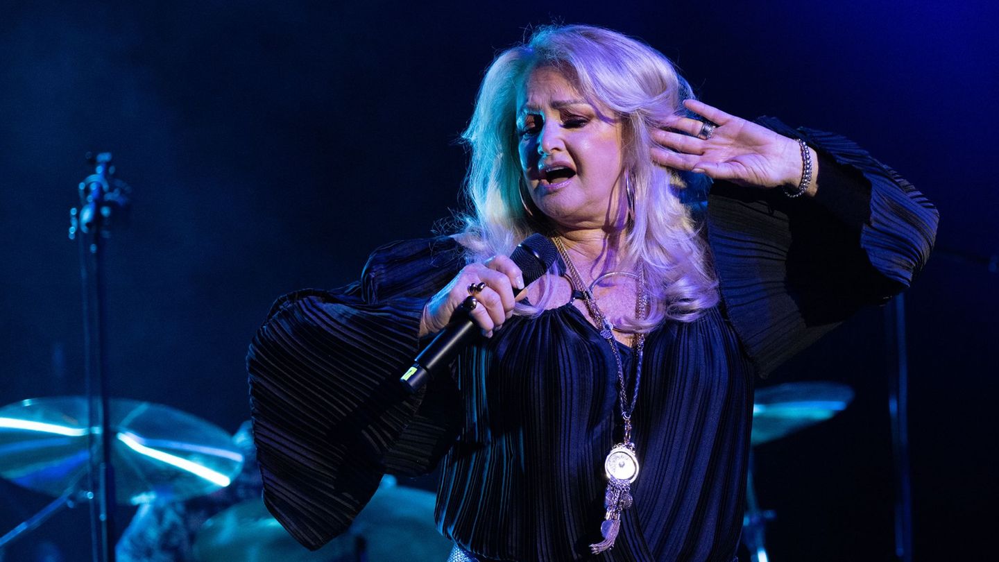 Sängerin Bonnie Tyler wird aktuell im Krankenhaus behandelt – ihr Management zeigt sich hoffnungsvoll, dass sie wieder gesund wi