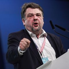 Dennis Radtke steht hinter einem Rednerpult und guckt grimmig