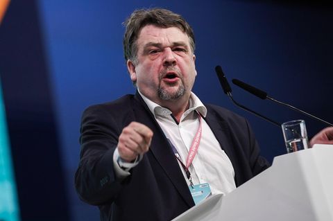 Dennis Radtke steht hinter einem Rednerpult und guckt grimmig