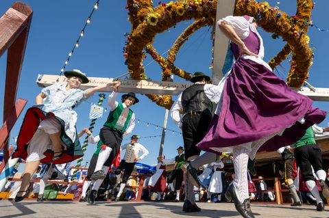 Die Zeltvergabe auf der traditionelleren "Oidn Wiesn" ist jetzt ein Fall für das Gericht. (Archivbild) Foto: Stefan Puchner/dpa