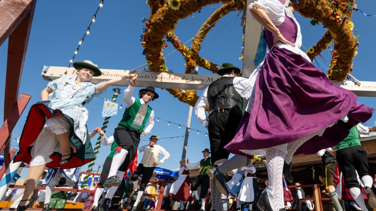 Die Zeltvergabe auf der traditionelleren "Oidn Wiesn" ist jetzt ein Fall für das Gericht. (Archivbild) Foto: Stefan Puchner/dpa