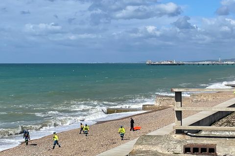 Zahlreiche Einsatzkräfte sind am Strand in Brighton eingetroffen. Foto: Anahita Hossein-Pour/PA Wire/dpa