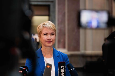 MV-Ministerpräsidentin Manuela Schwesig (SPD) fordert ein Gesamtpaket zur Entlastung der Bürger. (Archivbild) Foto: Carsten Koal