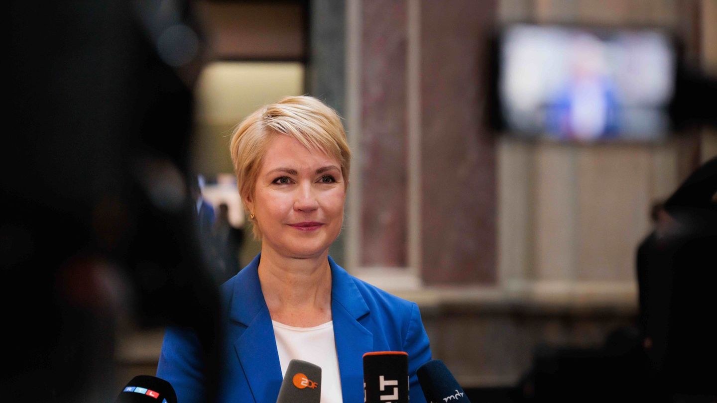 MV-Ministerpräsidentin Manuela Schwesig (SPD) fordert ein Gesamtpaket zur Entlastung der Bürger. (Archivbild) Foto: Carsten Koal