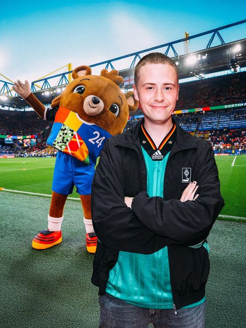 Marvin Wildhage und seine Verkleidung als falsches Maskottchen