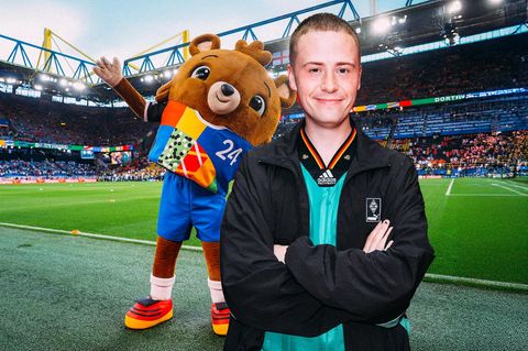 Marvin Wildhage und seine Verkleidung als falsches Maskottchen