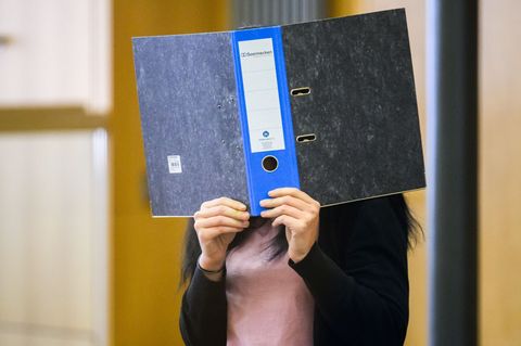 Eine 27-jährige Frau muss für einen Mordversuch mit Ameisensäure für zwölf Jahre in Haft. (Archivbild) Foto: Julian Stratenschul