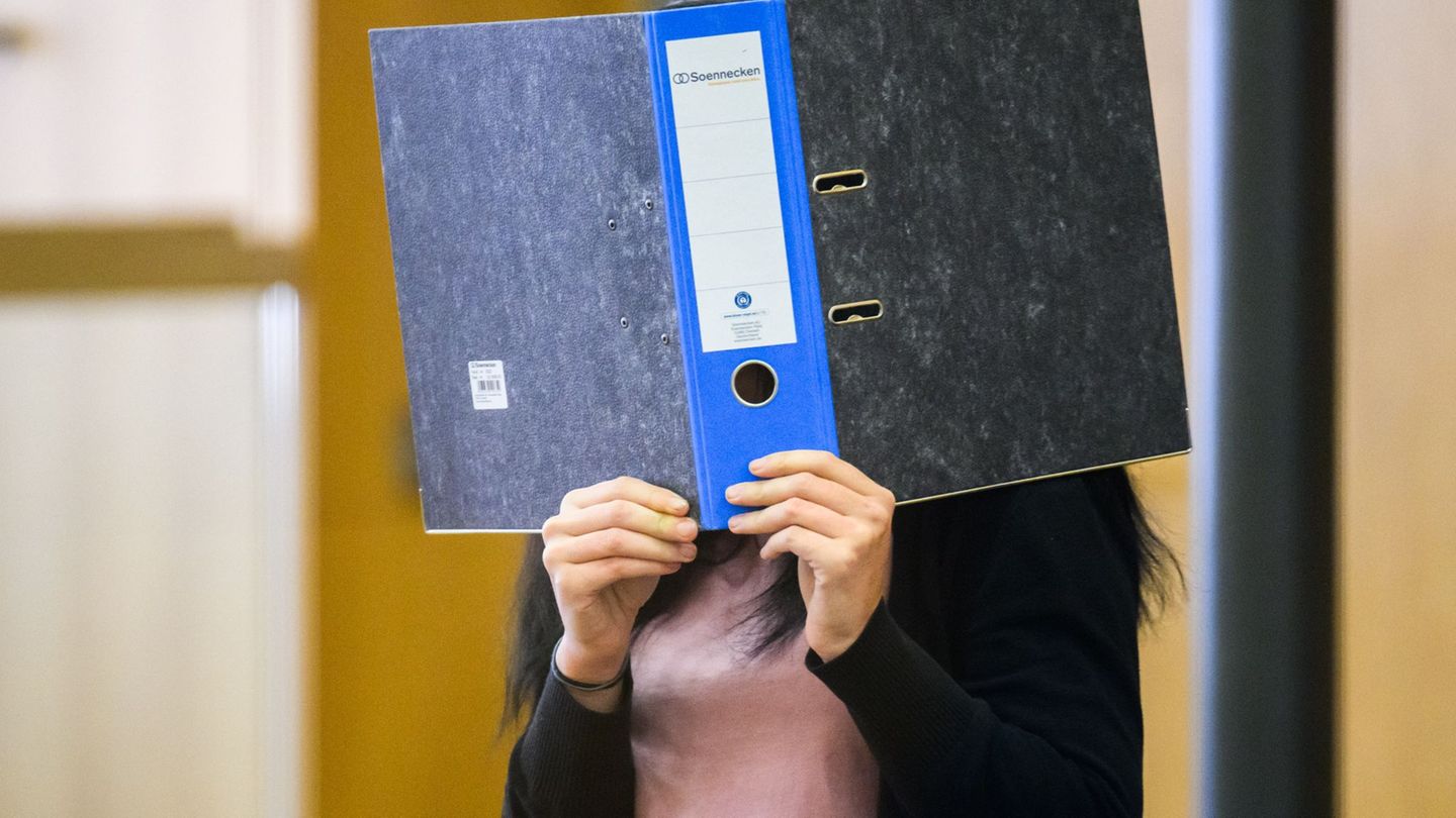 Eine 27-jährige Frau muss für einen Mordversuch mit Ameisensäure für zwölf Jahre in Haft. (Archivbild) Foto: Julian Stratenschul