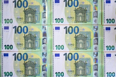 Hessens Beamtinnen und Beamten sollen bald etwas mehr Geld verdienen. (Symbolbild) Foto: Hendrik Schmidt/dpa