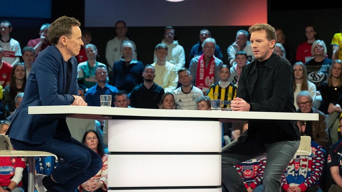 Jochen Breyer und Bundestrainer Julian Nagelsmann (r.) im "aktuellen sportstudio" im Dezember 2023.
