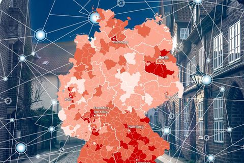 Eine Montage mit einer Deutschland-Karte und einer dörflichen Strasse im Hintergrund
