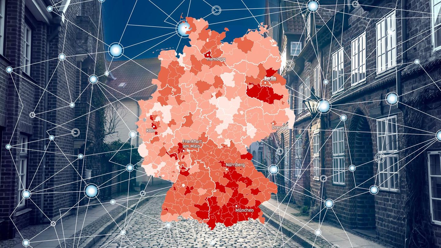 Eine Montage mit einer Deutschland-Karte und einer dörflichen Strasse im Hintergrund