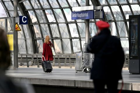 Zugbegleiter an Berliner Hauptbahnhof