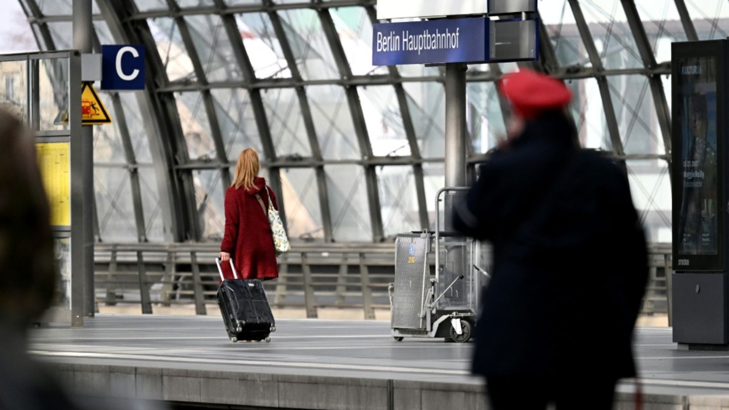 Zugbegleiter an Berliner Hauptbahnhof