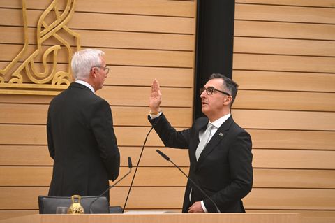 Nach seiner Wahl wurde Özdemir als Ministerpräsident vereidigt. Foto: Marijan Murat/dpa