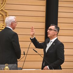 Nach seiner Wahl wurde Özdemir als Ministerpräsident vereidigt. Foto: Marijan Murat/dpa