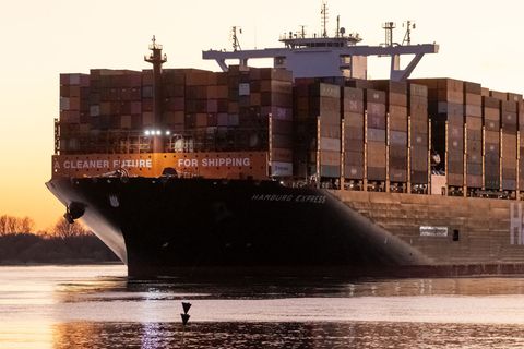 Die Containerreederei Hapag-Lloyd ist in die roten Zahlen gerutscht. (Archivbild) Foto: Bodo Marks/dpa