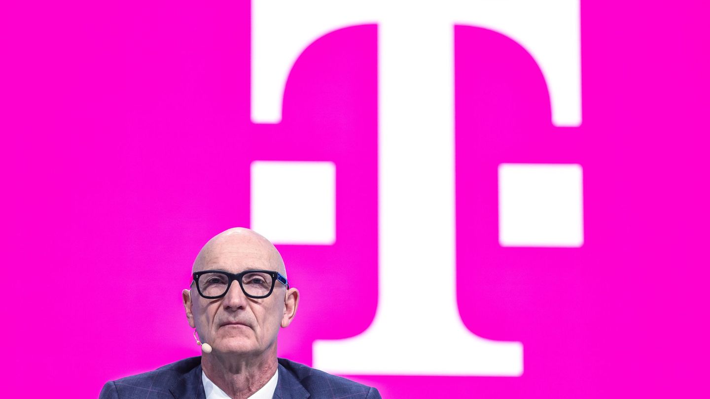 Telekom-Chef Tim Höttges geht auf Kuschelkurs zu US-Technologieriesen. Foto: Oliver Berg/dpa