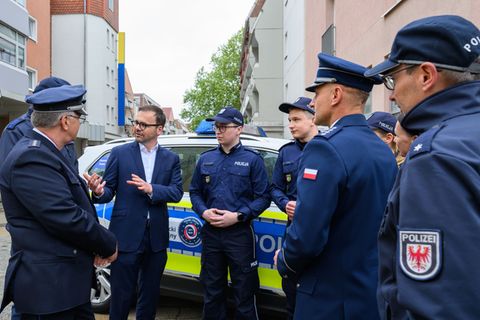Ein deutsch-polnisches Polizeiteam beginnt mit der Arbeit. Foto: Patrick Pleul/dpa