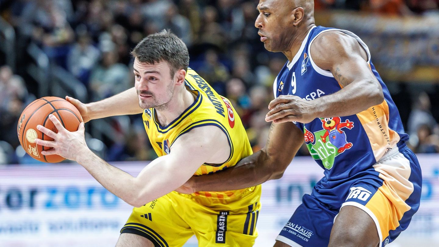 Jonas Mattisseck (l) bleibt Alba Berlin erhalten. (Archivbild) Foto: Andreas Gora/dpa