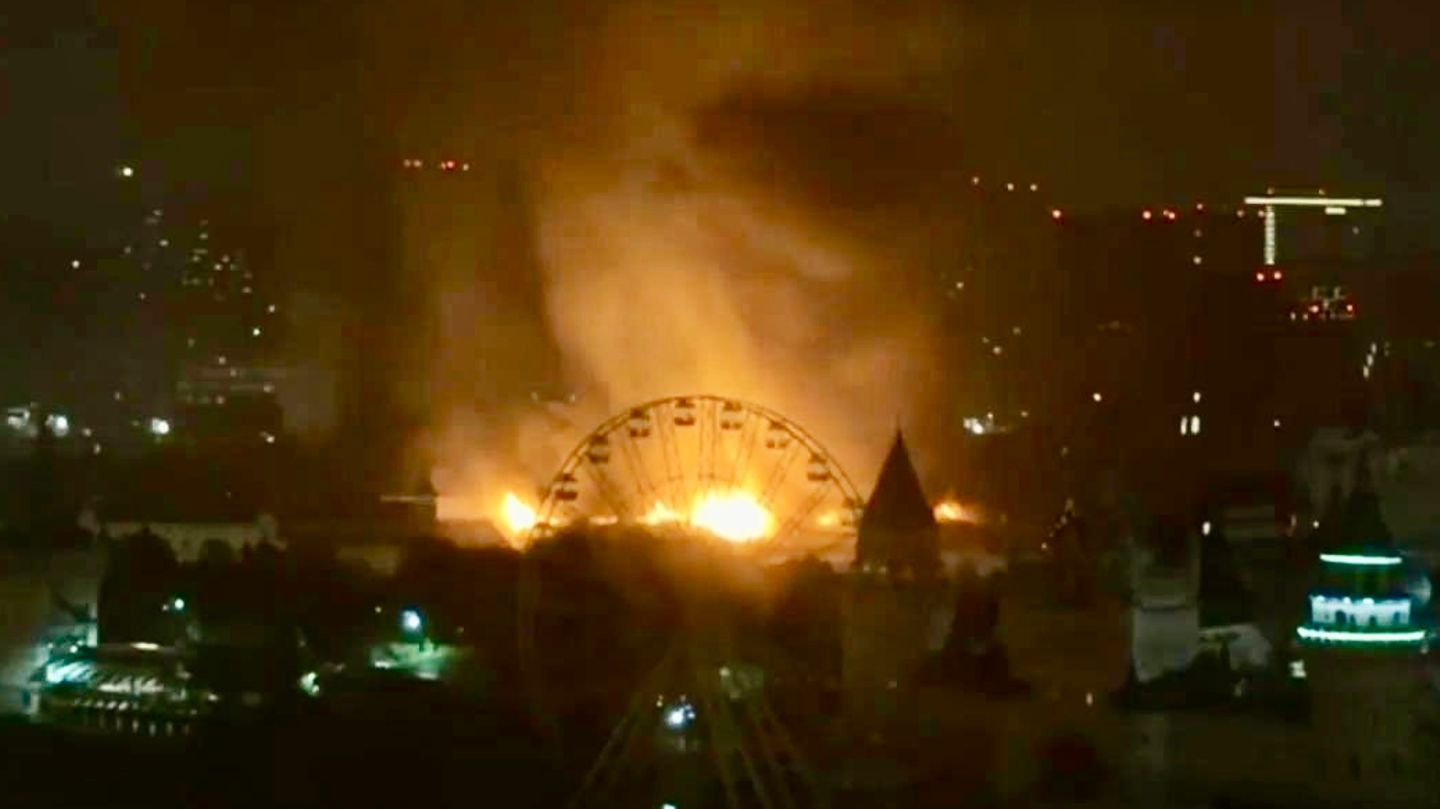 „Kreml in Ismailowo“: Großbrand in Moskauer Freizeitpark – Ausbruch in „Teufelskino“