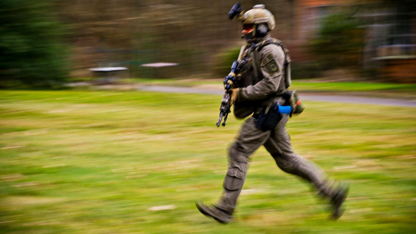 Ein Beamter der Bundespolizei-Spezialeinheit GSG 9 bei einer Übung im Februar 2022