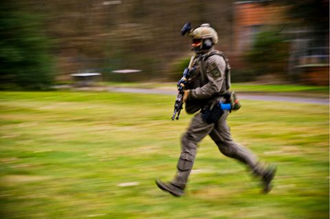 Ein Beamter der Bundespolizei-Spezialeinheit GSG 9 bei einer Übung im Februar 2022